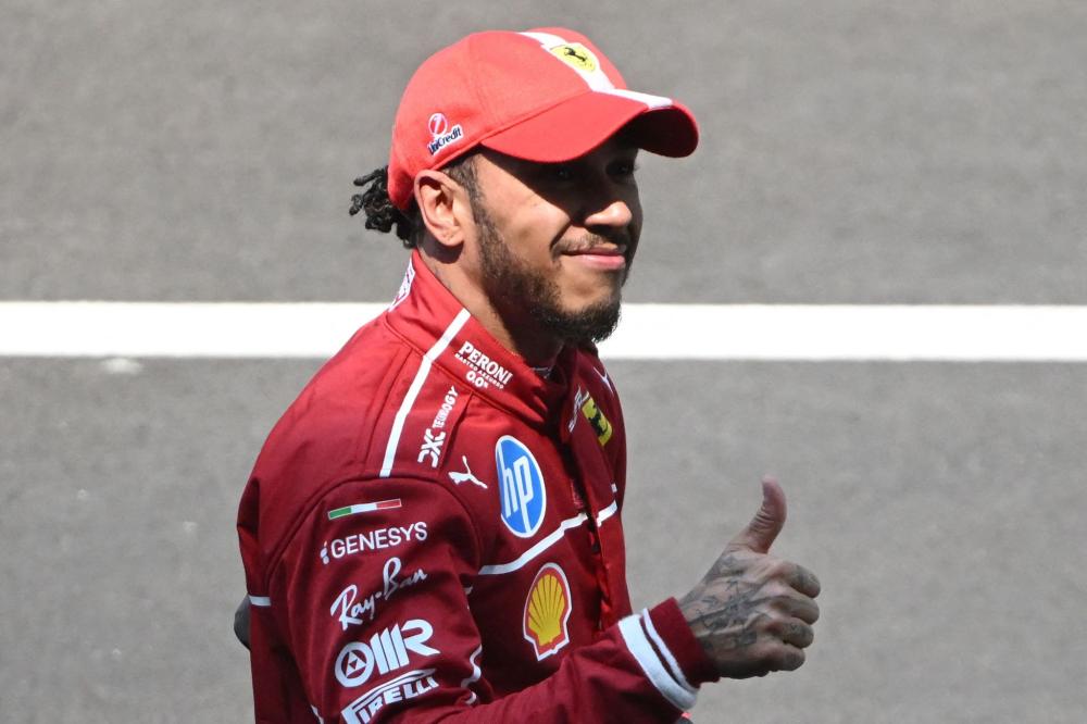 69岁的发哥在香港半程马拉松比赛中状态极佳，以2小时24分的成绩完赛！.